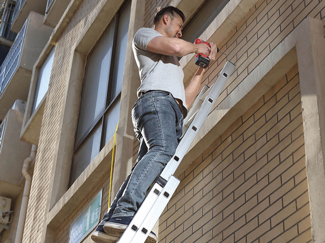 <b>Advantages of using aluminum ladders vs. steel ladders</b>